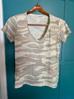 PINK Victoria's Secret Short Sleeve V-Neck Tee in Beige Gray Camo Size Large